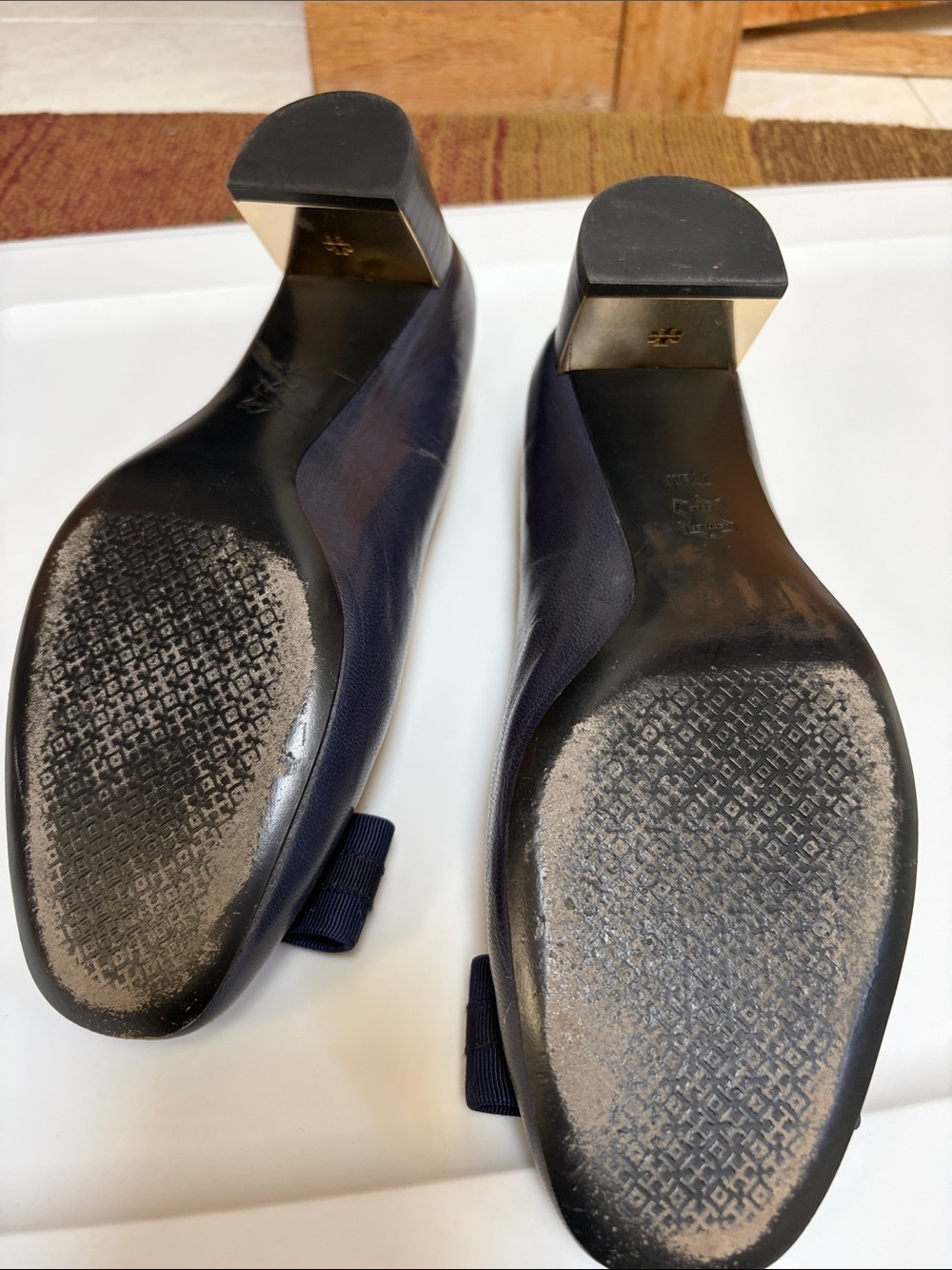 Tory Burch Navy Leather Flats with Gold Hardware Bow - Picture 5 of 7